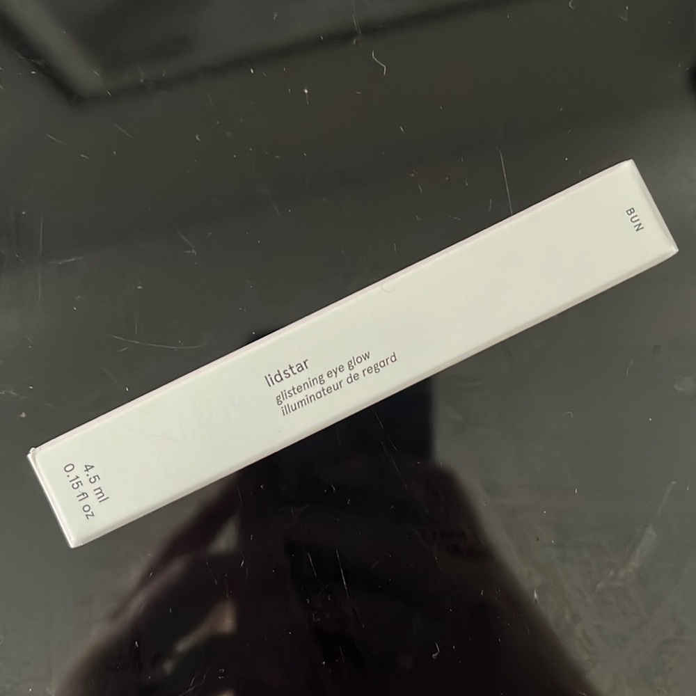 Glossier Lidstar in Bun